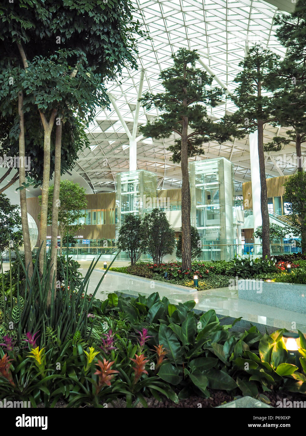 Aprile 2018 - Corea del Sud: giardino interno nella nuova apertura terminale 2 dell'Aeroporto Internazionale di Incheon Foto Stock