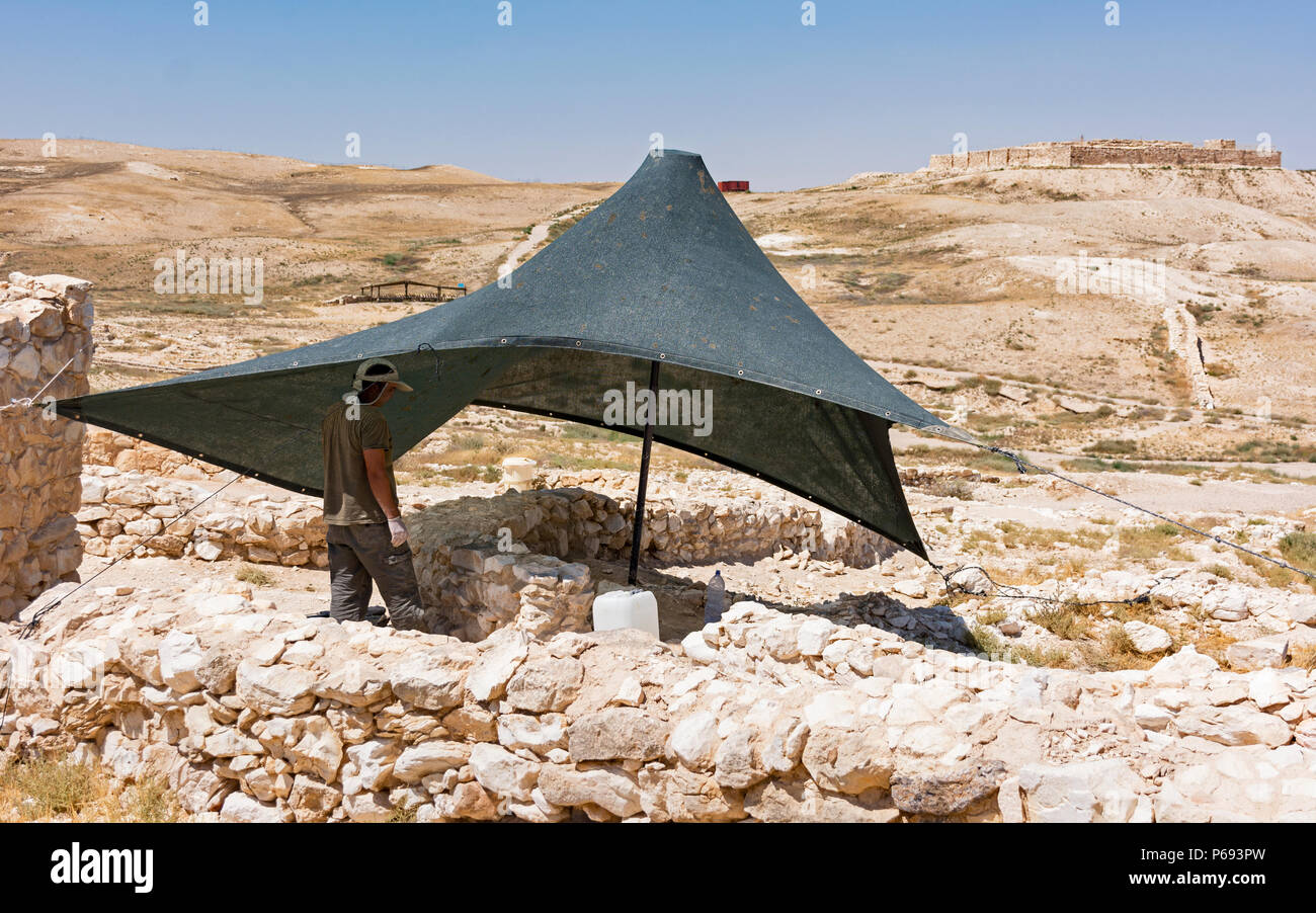 In corso di scavo archeologico, scoperta e restauro al Tel Arad in Israele Foto Stock