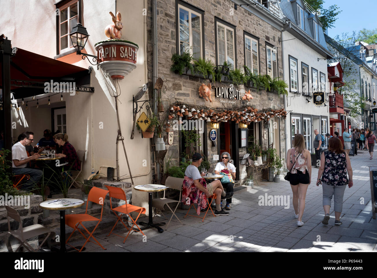 Caffè e la vita di strada in molto visitato Rue du Petit Champlain, vecchia Quebec City, in Canada Foto Stock