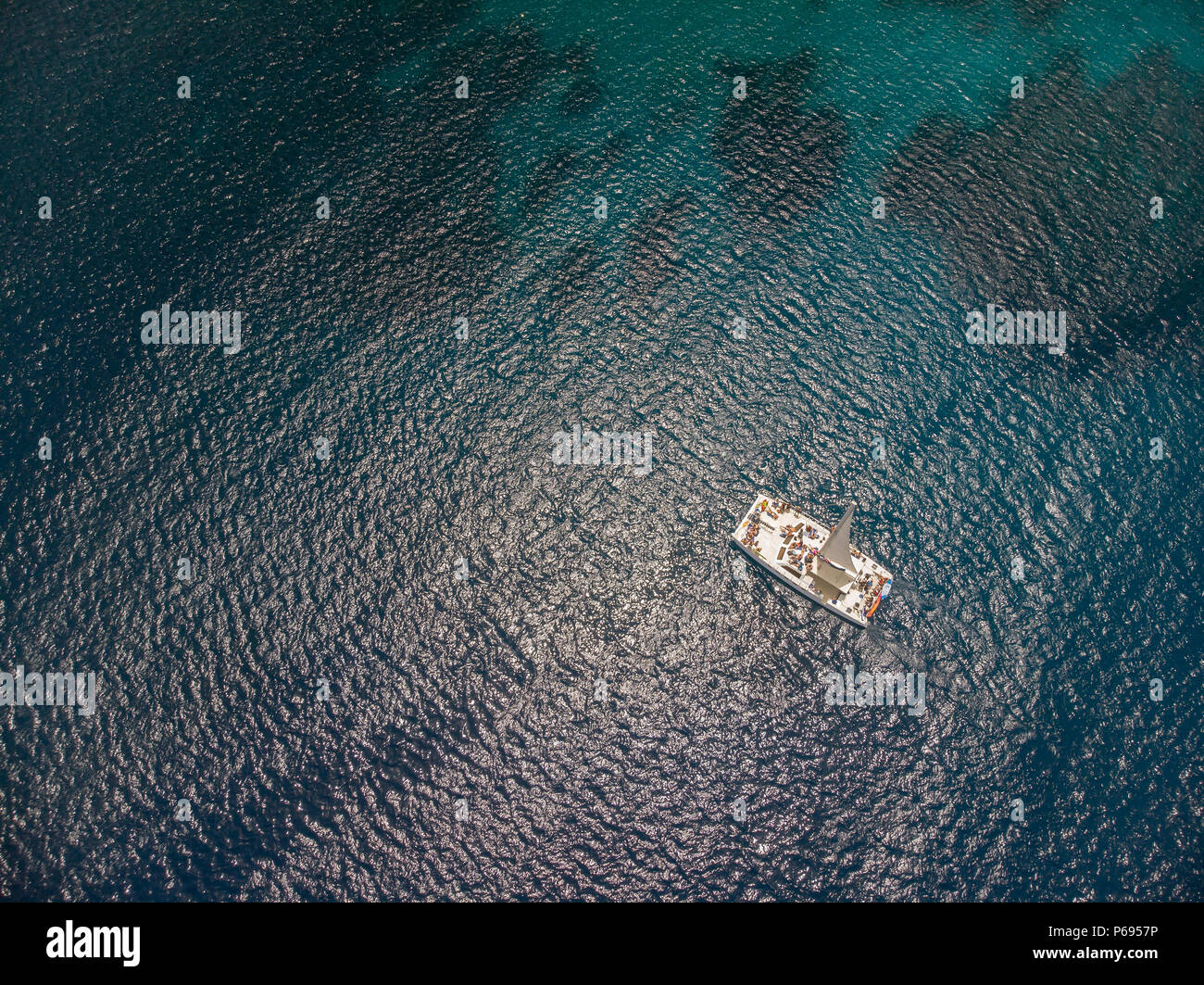 Vista aerea del catamarano sul blu oceano Foto Stock