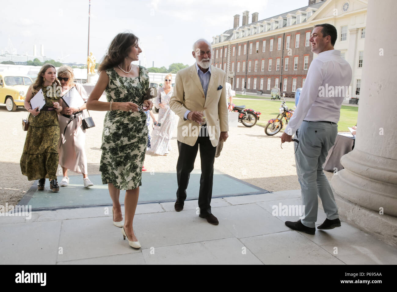 A giudicare della sfolgorante Concours d'éléphant flotta di veicoli personalizzati guidati da S.A.R. il Principe Michael di Kent Elephant Family è una ONG internazionale de Foto Stock