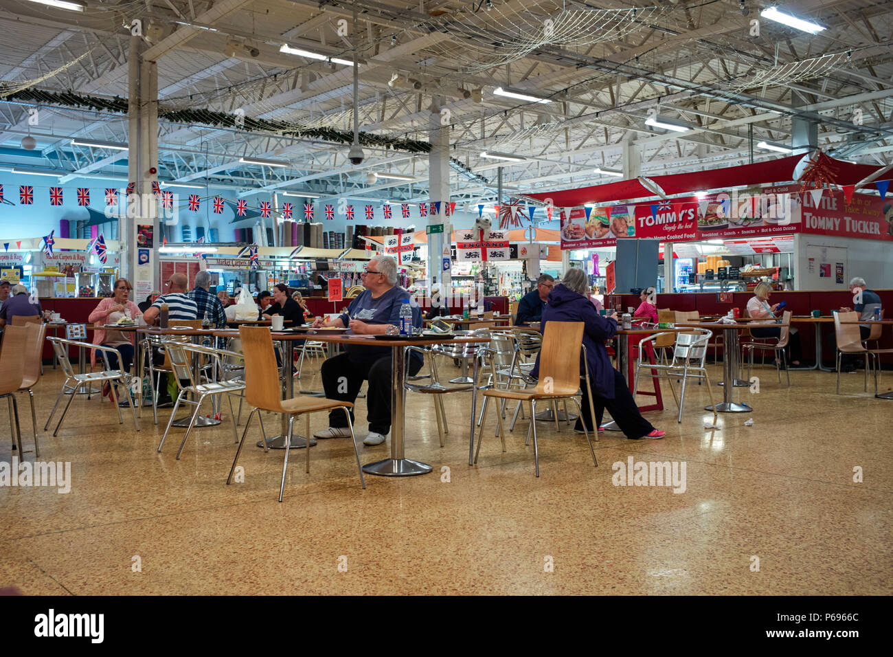 Cafe e mangiare nella zona centrale del mercato coperto di Ellesmere Port Foto Stock