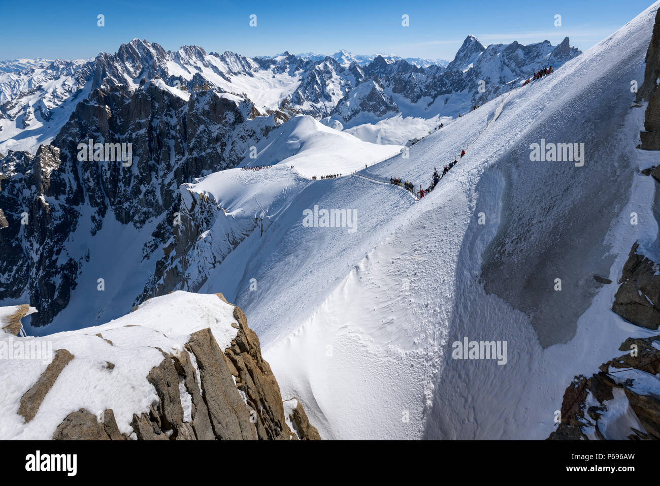 Aiguille du Midi crinale che conduce alla valle di bianco in inverno. Chamonix Mont Blanc, Hautes-Savoie, Alpi europee, Francia Foto Stock