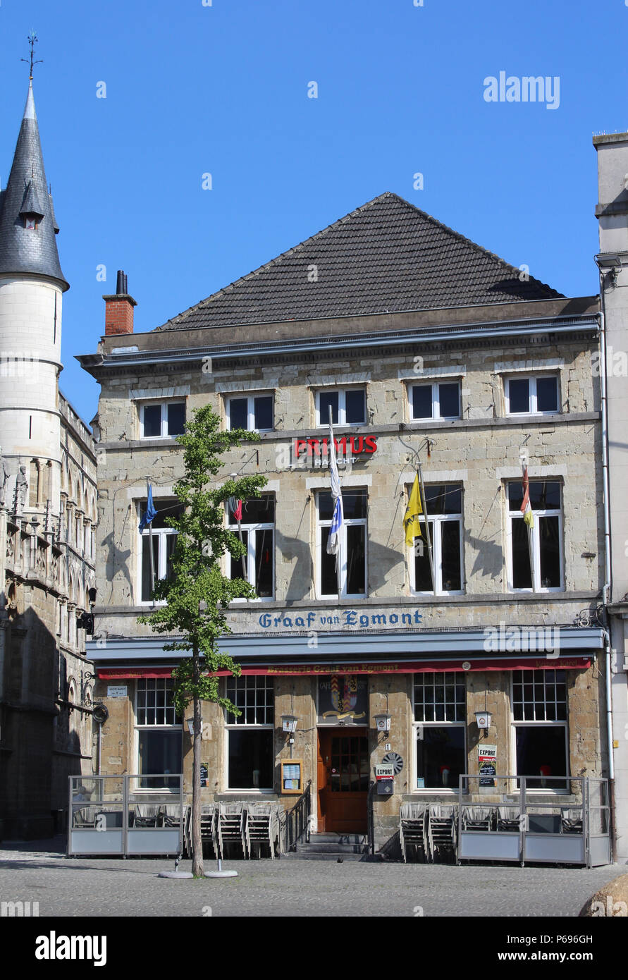 AALST, Belgio, 27 giugno 2018: Il Graaf van Egmont cafe e la brasserie, uno degli edifici storici trovati sul Grote Markt di Aalst. Dating da th Foto Stock