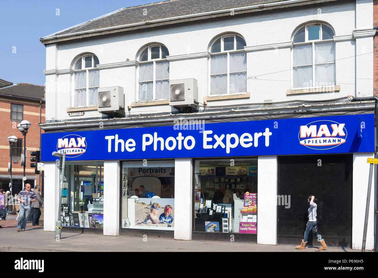 Foto esperto specialista di un negozio al dettaglio che offre trattamento fotografico servizi al pubblico. Situato in Ryton street a Worksop Nottinghamshire Foto Stock