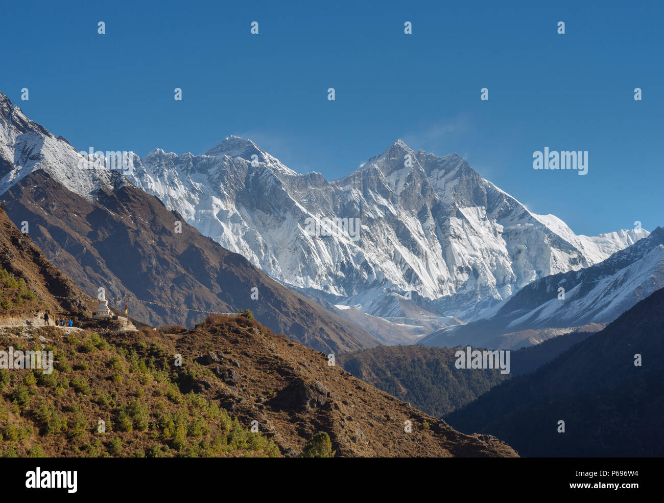 Gruppo di escursionisti, stupa, Everest e Lhotse. Campo Base Everest trek Foto Stock