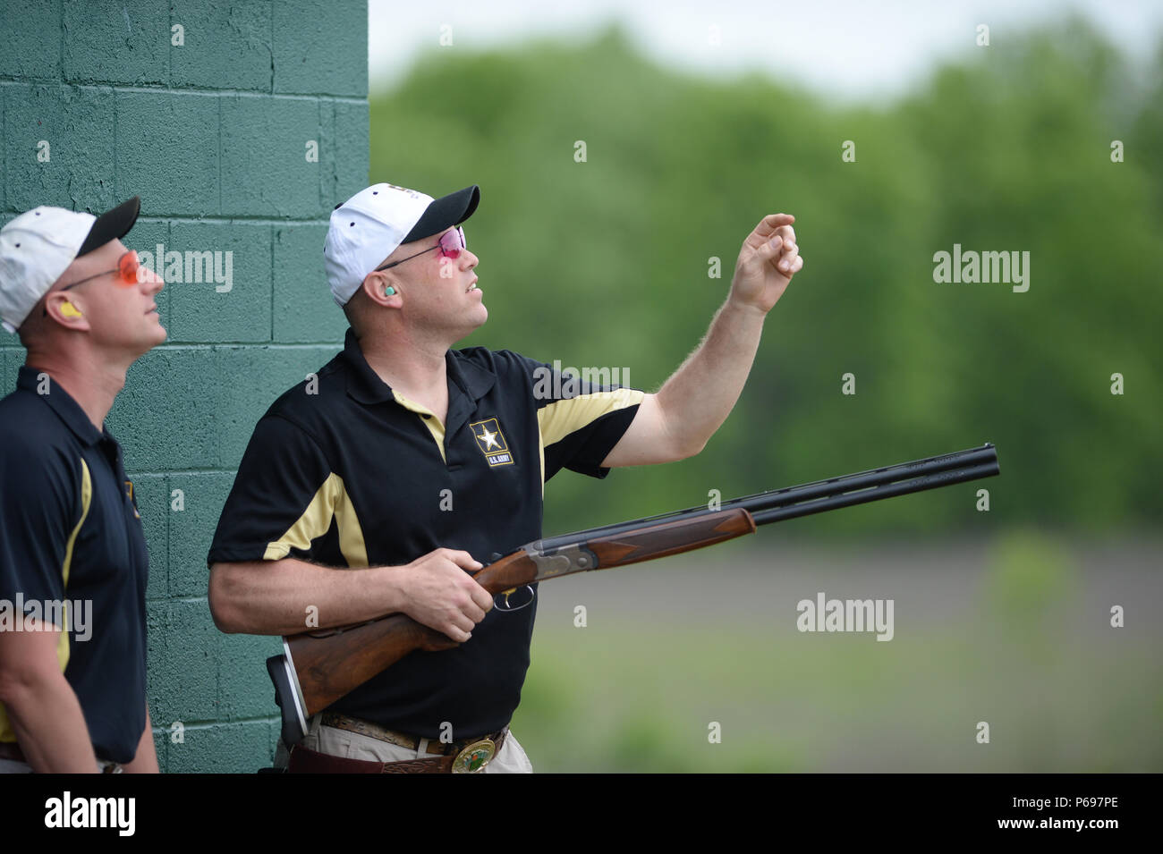 Esercito Skeet i membri del team, Lt.Col. Matt Hamilton (sinistra) e il Mag. David Guida, eseguire preparativi finali prima di una partita concorrenza durante il 2016 Servizi armati Skeet campionati. Cinque giorni di gara si è svolta 9-13 Maggio 2016 a Nashville Gun Club Tennessee argilla complesso di bersaglio, vicino alla città di Nashville, Tennessee. DoD (foto) Foto Stock