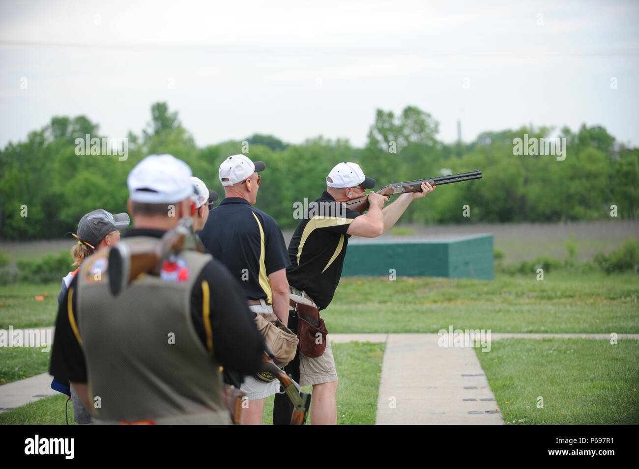 Esercito Skeet membro del team e capitano della squadra, il Mag. David Guida, germogli skeet durante il 2016 Servizi armati Skeet campionati. Cinque giorni di gara si è svolta 9-13 Maggio 2016 a Nashville Gun Club Tennessee argilla complesso di bersaglio, vicino alla città di Nashville, Tennessee. DoD (foto) Foto Stock
