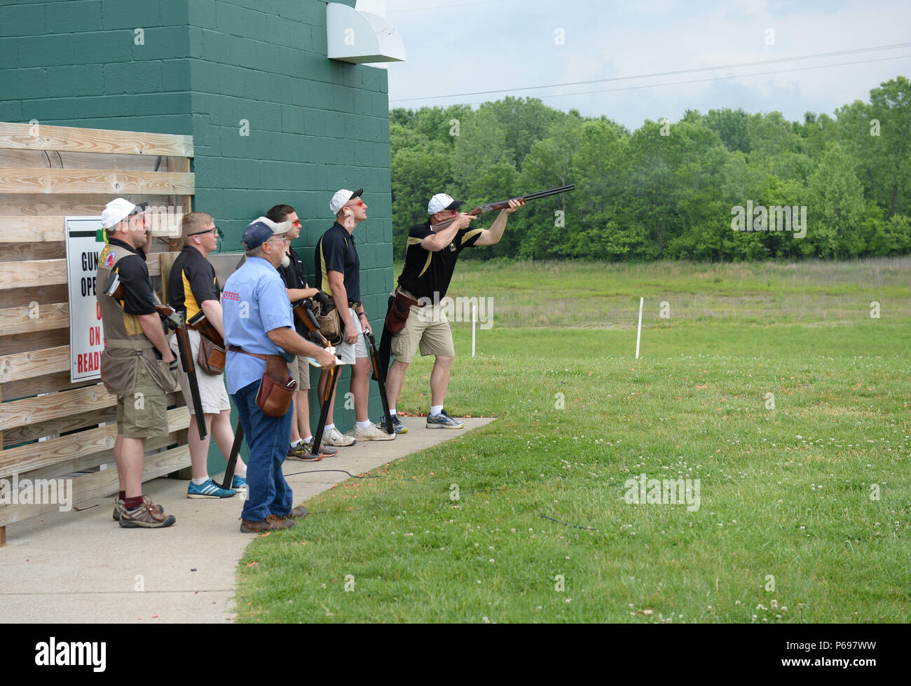 Esercito Skeet membro del team e capitano della squadra, il Mag. David Guida, germogli skeet durante il 2016 Servizi armati Skeet campionati. Cinque giorni di gara si è svolta 9-13 Maggio 2016 a Nashville Gun Club Tennessee argilla complesso di bersaglio, vicino alla città di Nashville, Tennessee. DoD (foto) Foto Stock