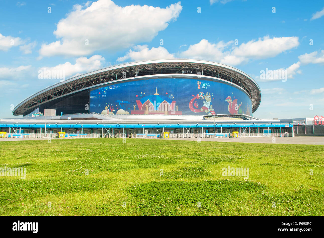 KAZAN, Russia - 25 June, 2018: Kazan stadio Arena con erba verde in primo piano e la FIFA 2018 Zabivaka simbolo sul grande schermo. Foto Stock
