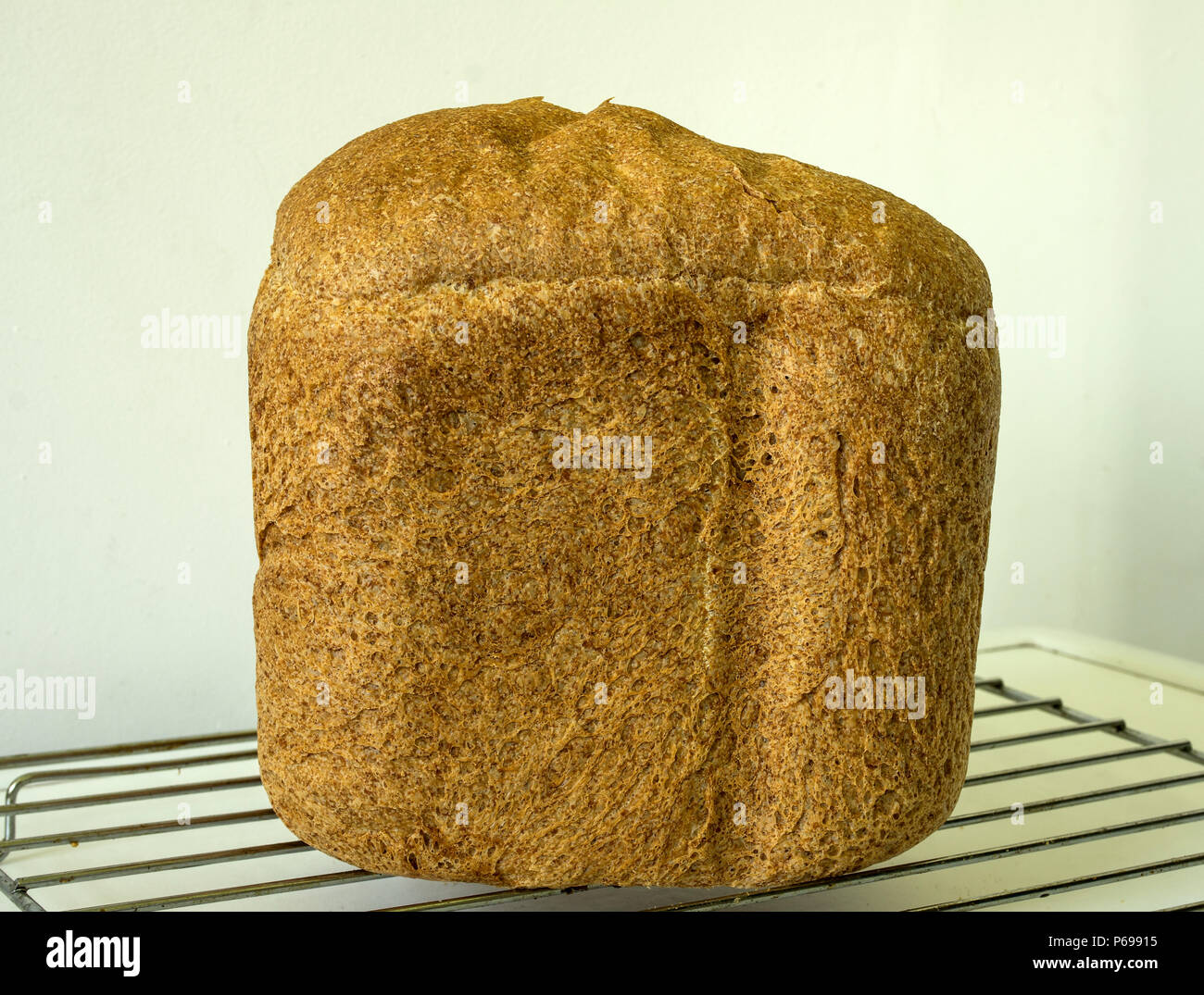 Una forma di pane appena sfornato pagnotta fatta con una panificazione macchina. Foto Stock