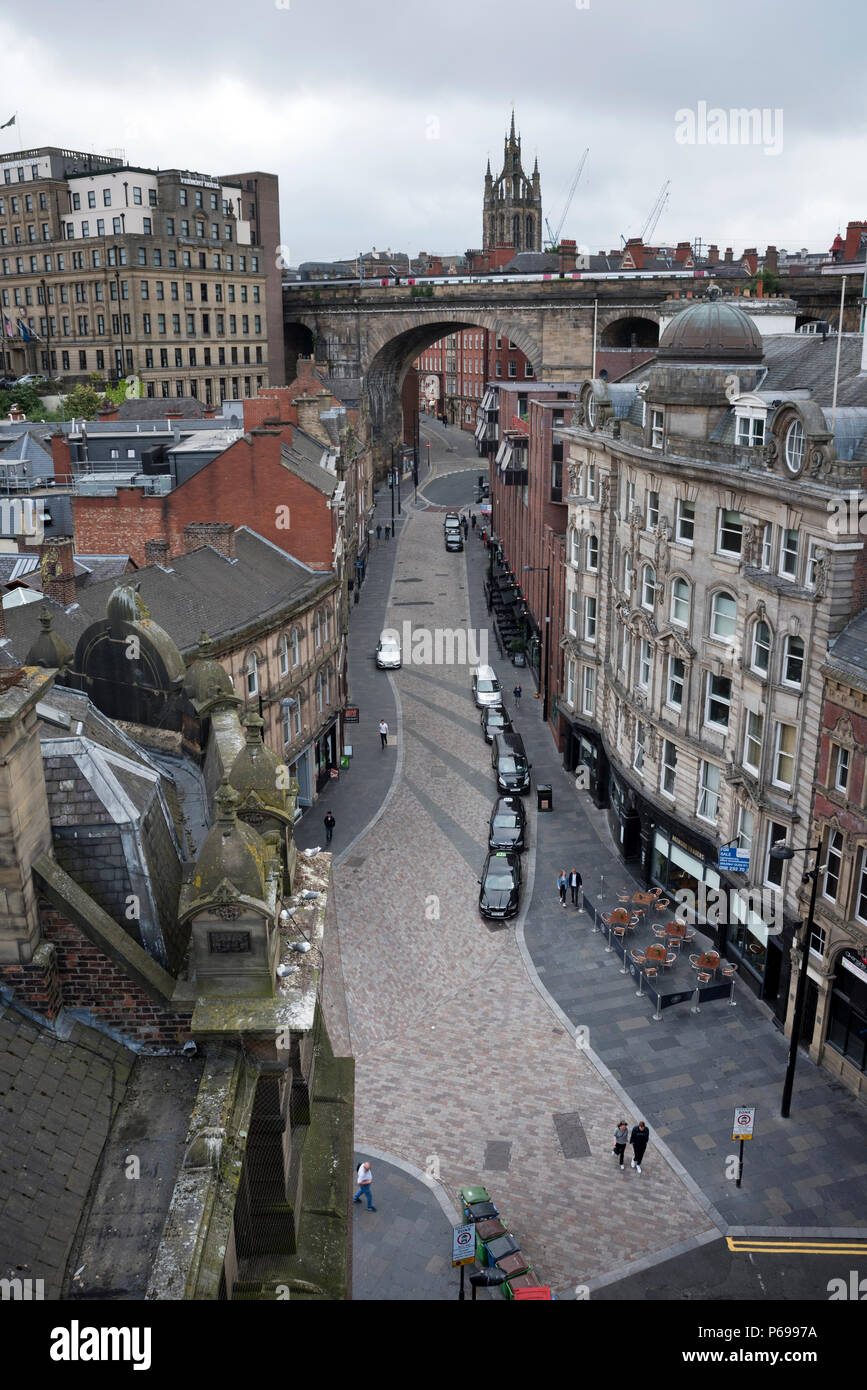 Una vista dal Tyne Bridge cercando lungo Sandhill alla Cattedrale, il Quayside area di Newcastle-upon-Tyne, Regno Unito Foto Stock