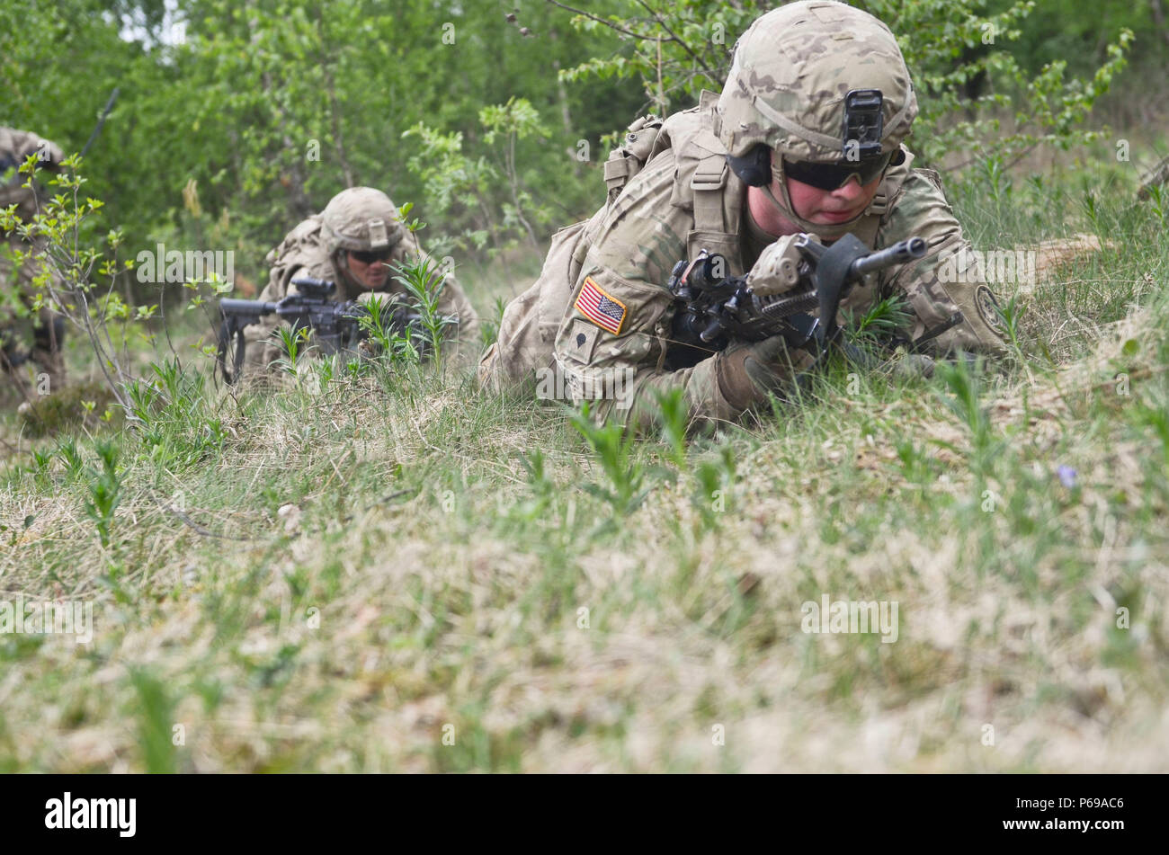 Spc. Steven balle e Pvt. Justin J. Calibuyot, fanti con Eagle truppa, 2° Stormo, 2° reggimento di cavalleria, alta crawl durante un allenamento squadra esercizio a Tapa Area Formazione, Estonia, 26 maggio 2016. (U.S. Foto dell'esercito da Staff Sgt. Steven M. Colvin) Foto Stock