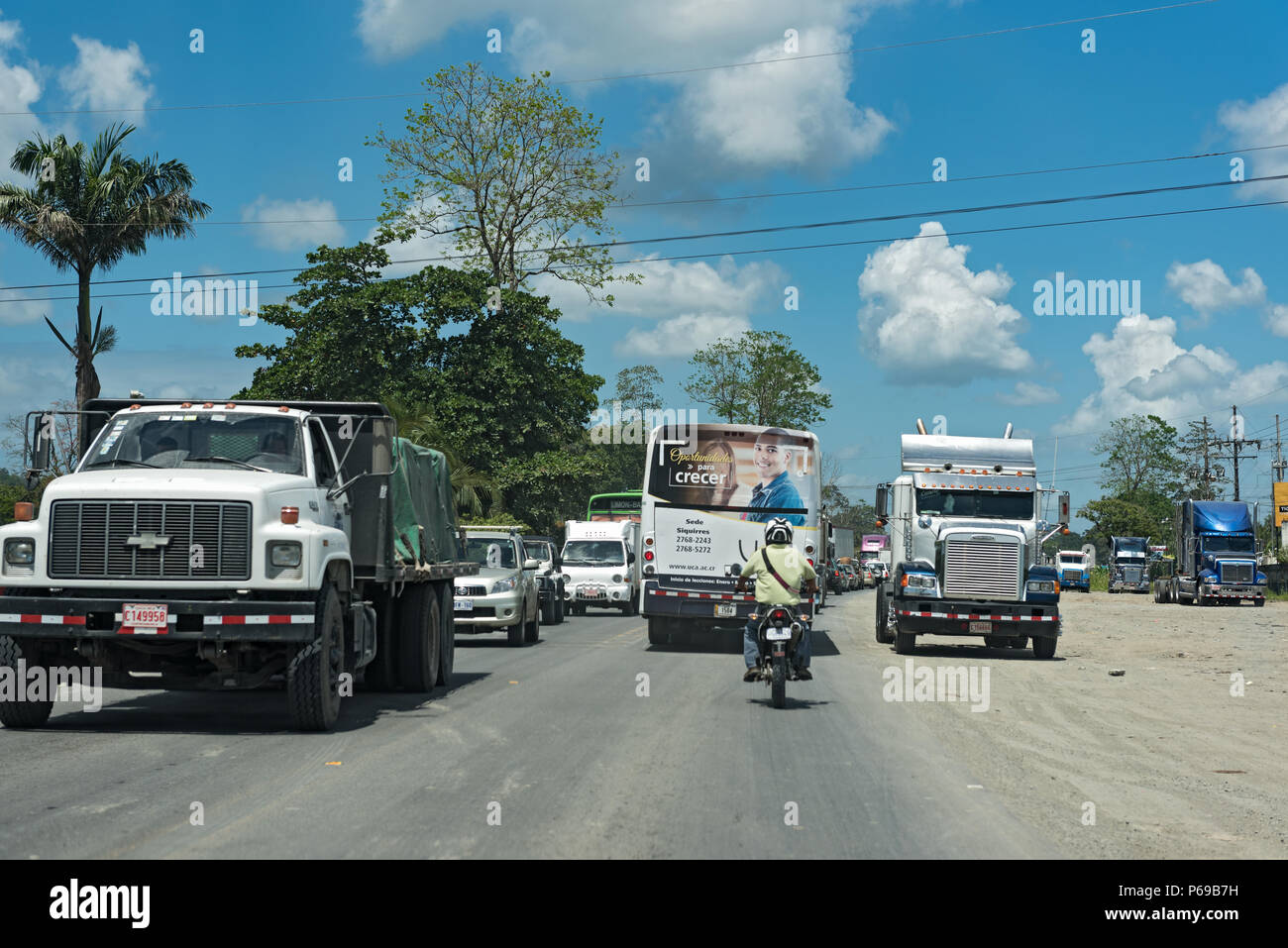 Il traffico su strada 32 Est di Puerto Limon Costa Rica Foto Stock