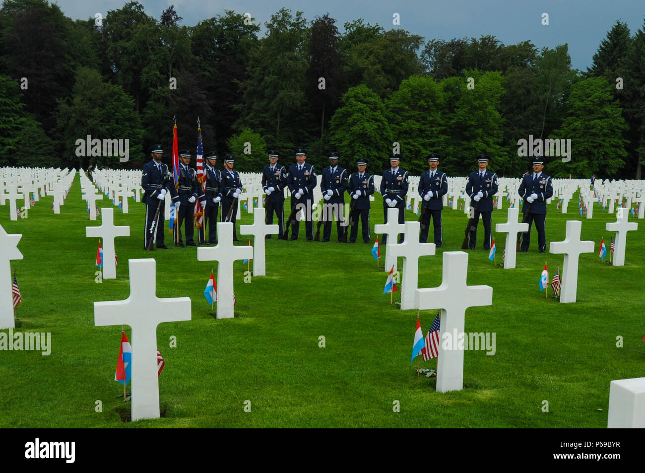 Un volo di U.S. Air Force aviatori di cinquantaduesima Fighter Wing a Spangdahlem Air Base, Germania, stand a attenzione dopo un giorno memoriale della cerimonia al vertice di Lussemburgo il Cimitero e memoriale americano a Lussemburgo, 28 maggio 2016. La base di aviatori anche servito come un cerimoniale di volo in abito di servizio, custodi del cimitero di Lussemburgo e bandiere degli Stati Uniti, e accompagnatori per gli ospiti a gettare ghirlande. (U.S. Air Force photo by Staff Sgt. Joe W. McFadden/rilasciato) Foto Stock