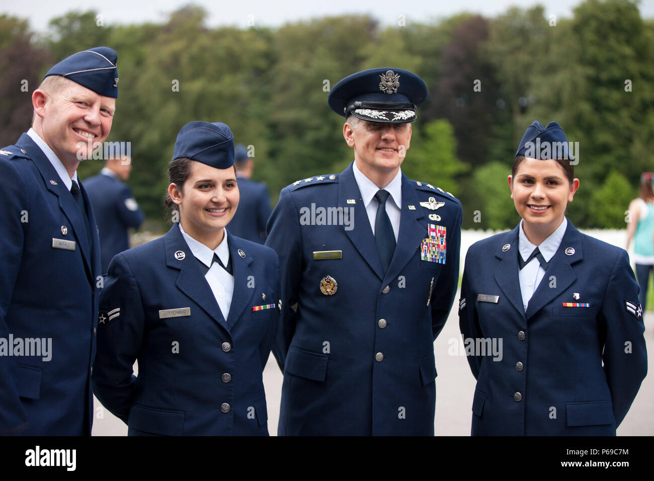 Stati Uniti Air Force Tenente Generale Timothy Ray, comandante del terzo  Air Force, Ramstein Air Base, pone con gli avieri in Hamm, città di  Lussemburgo, Lussemburgo, 28 maggio 2016. Centinaia di soldati