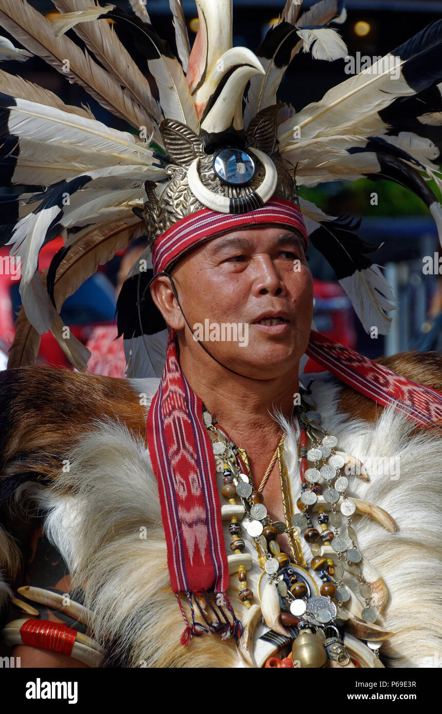 Dayak nativo uomo in abito tradizionale, Kuching, Sarawak, Borneo malese a la parata Gawai Foto Stock