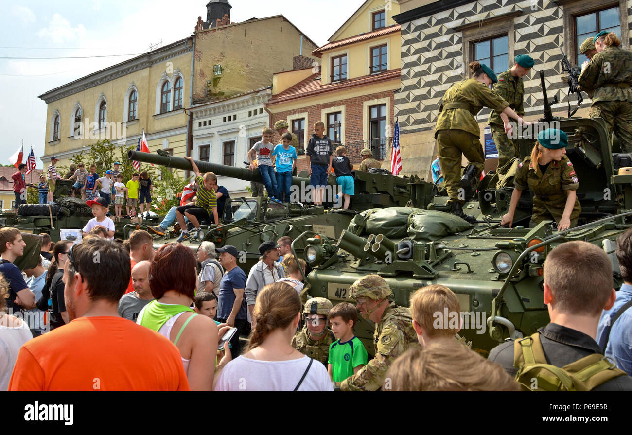 2° reggimento di cavalleria soldati conducono un comune impegno nella comunità evento con soldati polacchi a Tarnow, Polonia, 31 maggio come parte di esercizio corsa Dragoon. Circa 1.400 soldati, a 400 veicoli, sarà che coprono più di 2.200 chilometri, attraverso sei paesi soldati, inizio a Caserma di Rose, in Germania e in cammino attraverso la Polonia come parte di esercizio corsa Dragoon. Luogo anche in Polonia sarà esercizio Anakonda 16, una formazione premier caso PER GLI STATI UNITI Esercito in Europa e le nazioni partecipanti che dimostra che gli Stati Uniti e la collaborazione delle nazioni può efficacemente unire insieme unde Foto Stock