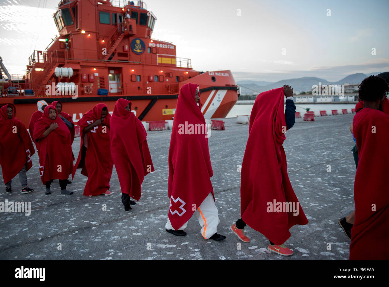 9 subsahariana donne sul loro arrivo al Porto di Motril. 58 persone sono stati liberati in Alboran mare da un dinghy dallo spagnolo di salvataggio in mare e portato a Motril porto vicino a Granada. Foto Stock
