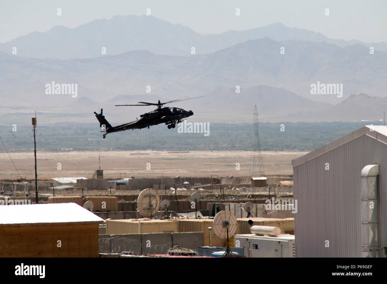 Un U.S. Esercito AH-64 elicottero Apache dal terzo combattimento Brigata Aerea atterra a inoltrare una base operativa Dahlke, Afghanistan, 19 maggio 2016. Il quarantesimo della cabina soldati inviati, apparecchi e attrezzature al FOB Dahlke nel maggio per supportare la guarnigione la missione di treno, consigliare e assistere l'Esercito nazionale afgano. (U.S. Foto dell'esercito da Staff Sgt. Ian M. Kummer, quarantesimo combattimento Brigata Aerea Affari pubblici) Foto Stock