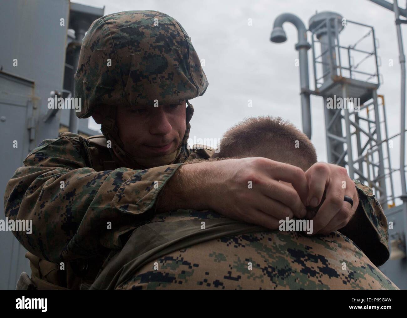 Stati Uniti Marine Cpl. Tyler R. Foster, con la Task Force Koa Moana 16.2, si applica un bendaggio triangolare per la simulazione di una vittima durante la pratica applicazione parte del Combat Life Saver corso sulla USNS Sacagawea (T-AKE 2), 24 maggio 2016. Il Navy-Marine Corps team è dedicato a mantenere una più flessibile e più efficace forza nella disponibilità a garantire la sicurezza e la stabilità della regione Asia-Pacifico. (U.S. Marine Corps immagini da combattimento MCIPAC lancia fotocamera Cpl. Gesù McCloud/rilasciato) Foto Stock