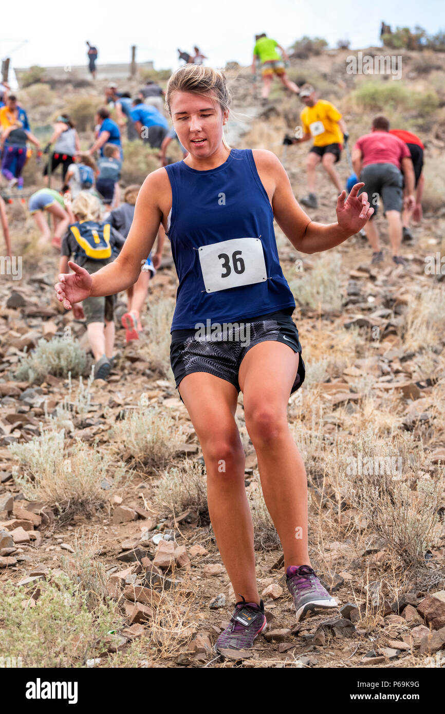 Atleta femminile compete in una gara del piede e salire fino a 'S' Mountain (Tenderfoot Montagna) durante l'annuale Festival Fibark; Salida; Colorado; USA Foto Stock