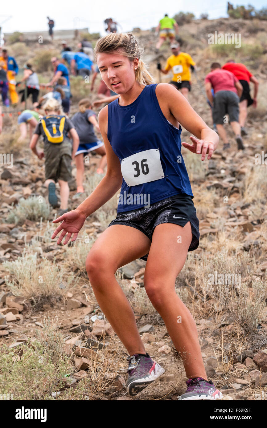 Atleta femminile compete in una gara del piede e salire fino a 'S' Mountain (Tenderfoot Montagna) durante l'annuale Festival Fibark; Salida; Colorado; USA Foto Stock