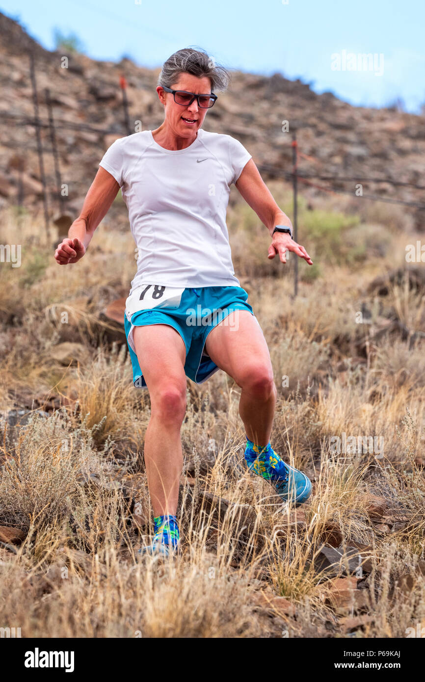 Atleta femminile compete in una gara del piede e salire fino a 'S' Mountain (Tenderfoot Montagna) durante l'annuale Festival Fibark; Salida; Colorado; USA Foto Stock