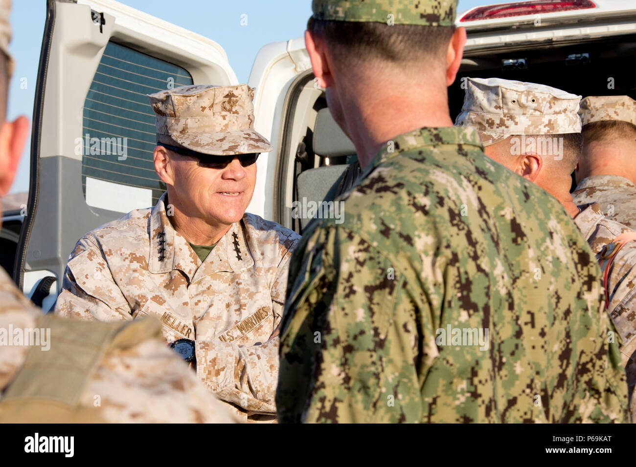 Il comandante del Marine Corps, Gen. Robert B. Neller, sinistra, colloqui a Capo di operazioni navali, ADM. John M. Richardson, e di un Marine al Marine Corps Air Ground Centro di combattimento ventinove Palms, California, 25 maggio 2016. Neller invitati il CNO per osservare la formazione di ottenere un migliore apprezzamento della costruzione navale durante le operazioni a terra. (U.S. Marine Corps photo by Staff Sgt. Gabriela Garcia/rilasciato) Foto Stock