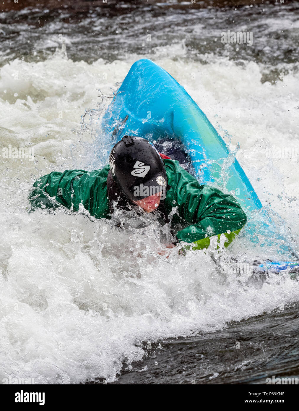 Whitewater kayaker compete in Fibark annuale fiume festival; Arkansas River; Salida; Colorado; USA Foto Stock