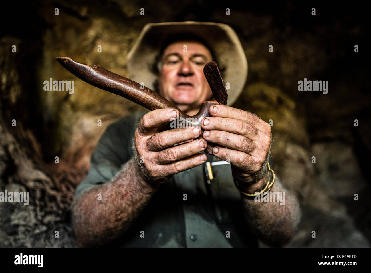 SAB Lord che mostra una vecchia ascia a croce con cui lavorare il legno Foto Stock