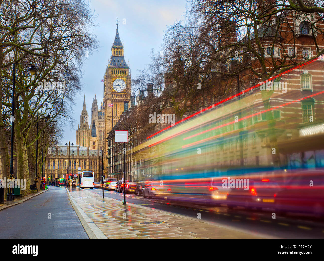 Il centro di Londra in scena con bus rosso e il Big Ben in background. Una lunga esposizione foto Foto Stock