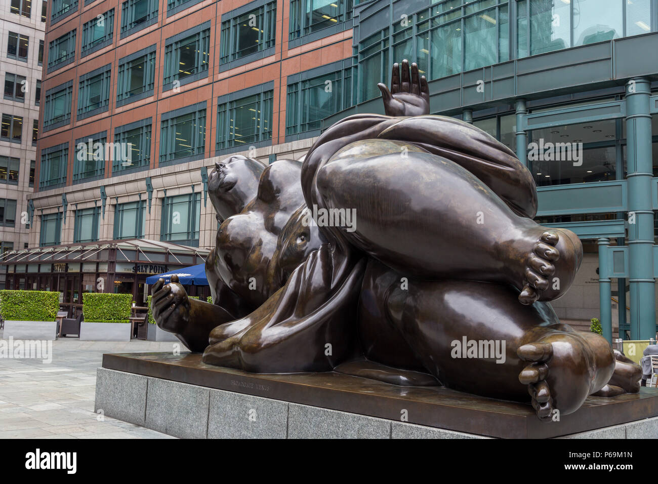 Broadgate Venere (1989) una statua in bronzo dello scultore colombiano Fernando Botero in Exchange Square, Broadgate, London, England, Regno Unito Foto Stock