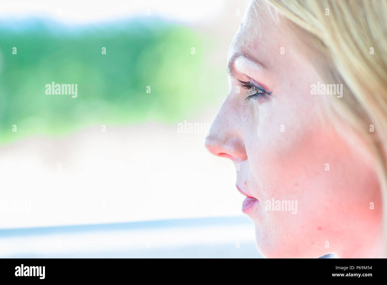 Ritratto di donna alla guida di auto.profilo volto close up.concentrata e focalizzata sulla strada driver femminile.Spazio per modificare.sfondo sfocato. Foto Stock