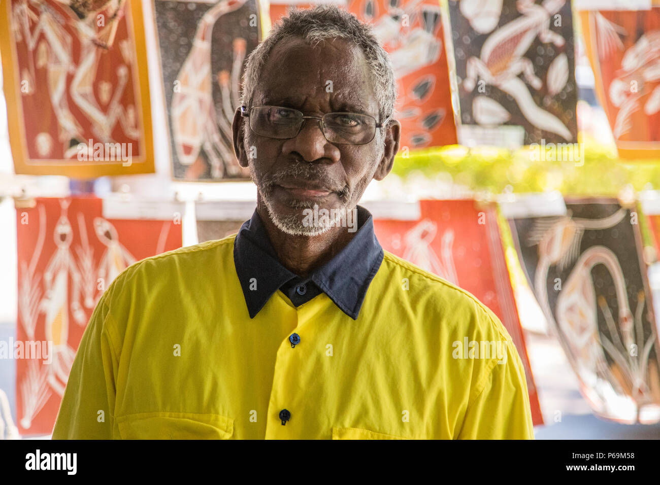 Artista Aborigeno Leslie Nawirridj nel territorio del Nord Foto Stock