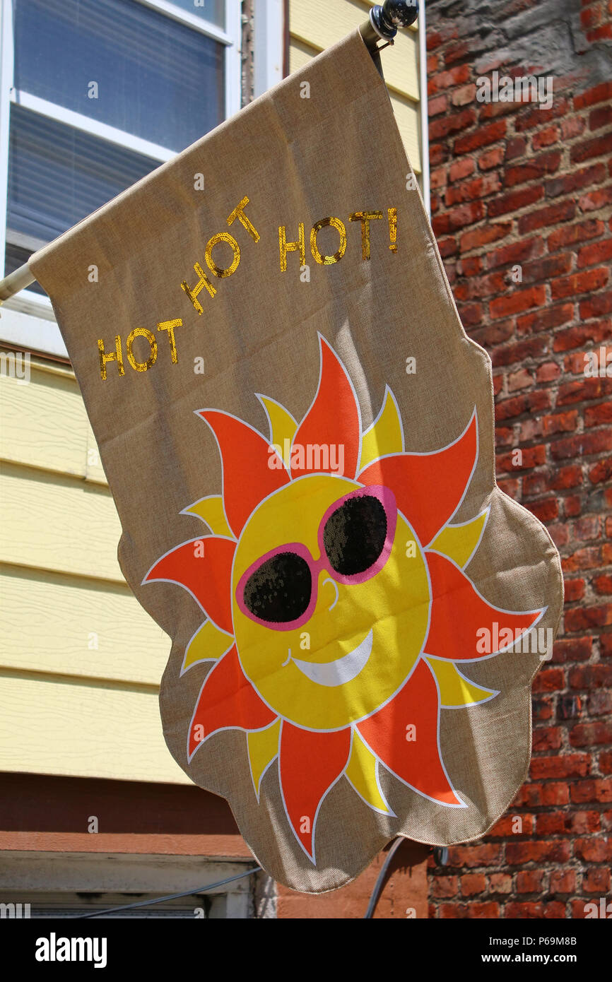 NEW YORK, NY - 26 giugno: caldo caldo caldo! Sunny banner impiccati sul display al di fuori di una casa su una soleggiata giornata estiva in Sunset Park, Brooklyn su giugno 26th, 2017 Foto Stock