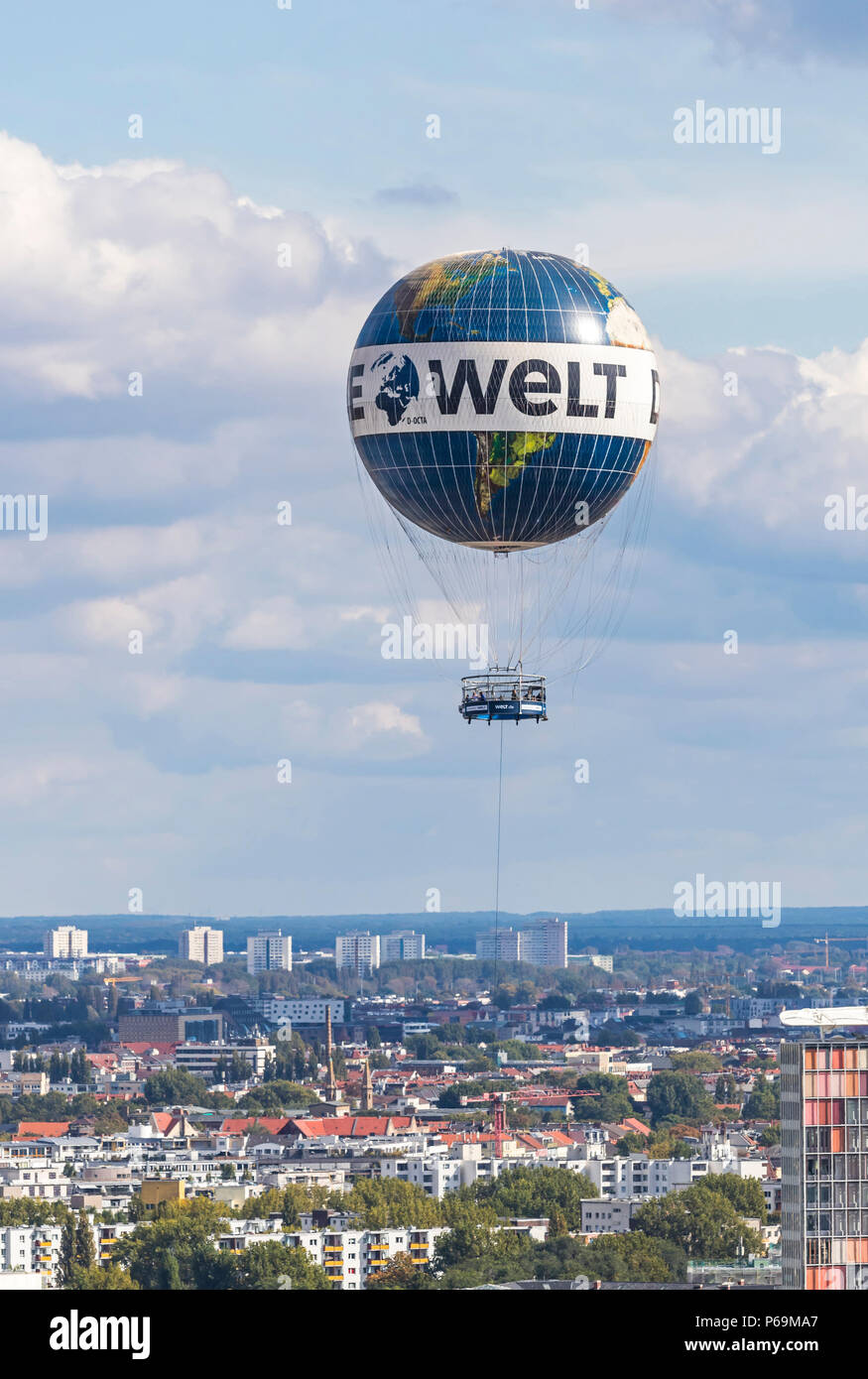 Uno dei mondi più grandi palloni di elio 'Welt Balloon" nel cielo sopra la città di Berlino. Popolare attrazione turistica, uno del simbolo di Berlino Foto Stock