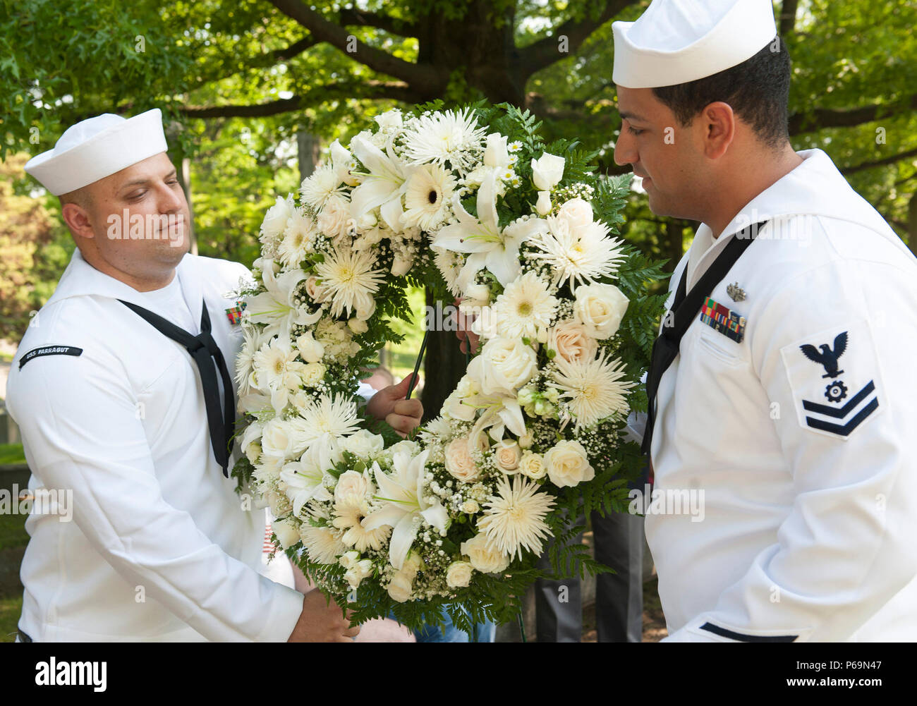 160528-N-abbiamo887-053 BRONX (28 maggio 2016) - Fire Controlman 1a classe Bria Moranor di Knoxville, Tennessee e Engineman 2a classe Everette Harper di Mission Viejo, ca., entrambi di stanza a bordo della USS Farragut (DDG 99), presente la ghirlanda durante una ghirlanda recante cerimonia al Cimitero del Bosco in onore di ammiraglio David Farragut come una parte della flotta 2016 Settimana New York (FWNY), Maggio 28. FWNY, ora nel suo ventottesimo anno della città è onorata da tempo festa del mare servizi. Si tratta di una opportunità unica per i cittadini di New York e il circostante tri-state area per soddisfare i marinai, Marine e le coste della gomma guar Foto Stock