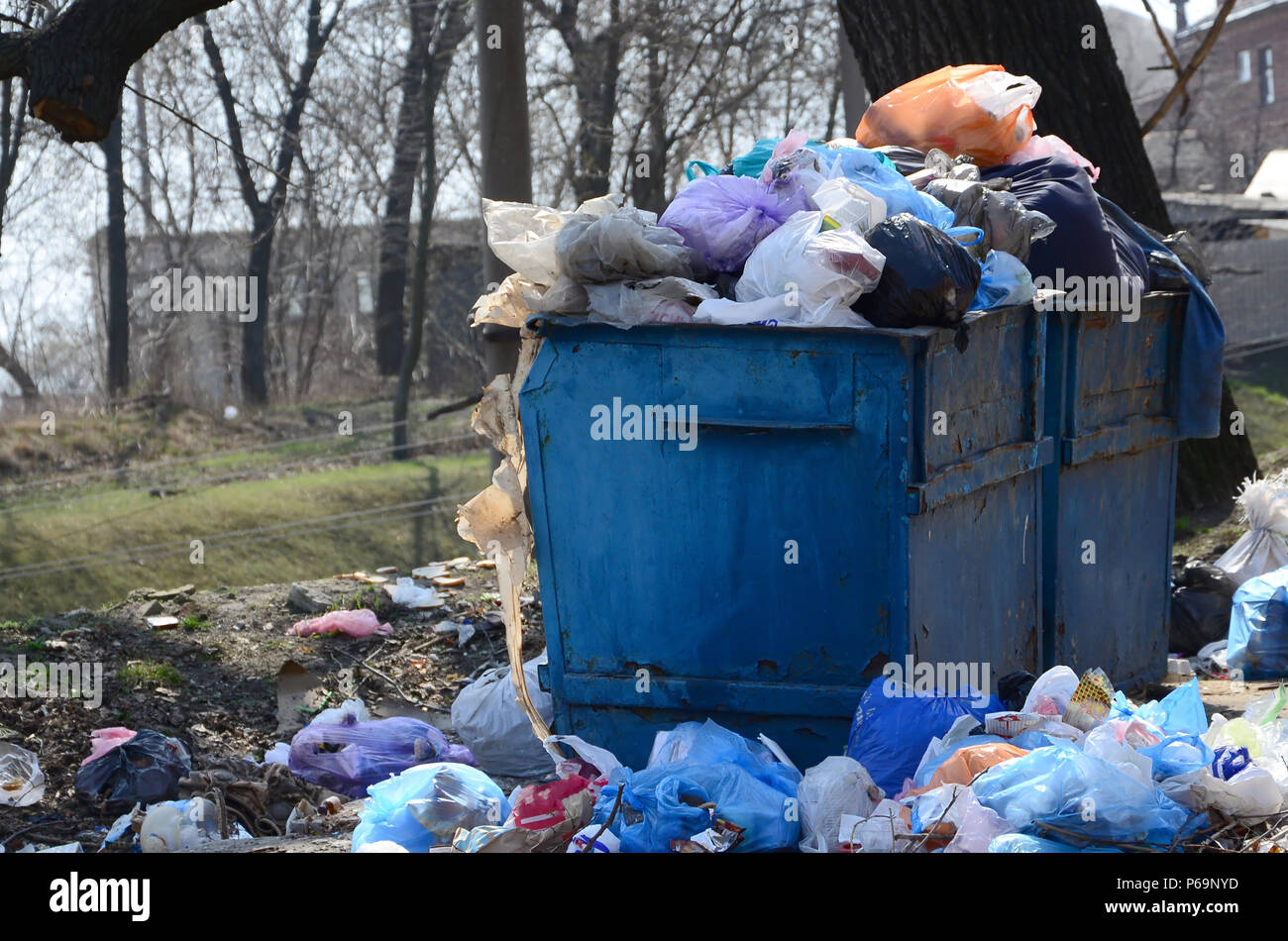 L'immondizia è imballato con rifiuti e rifiuti. Rimozione prematura di spazzatura in aree popolate . Foto Stock