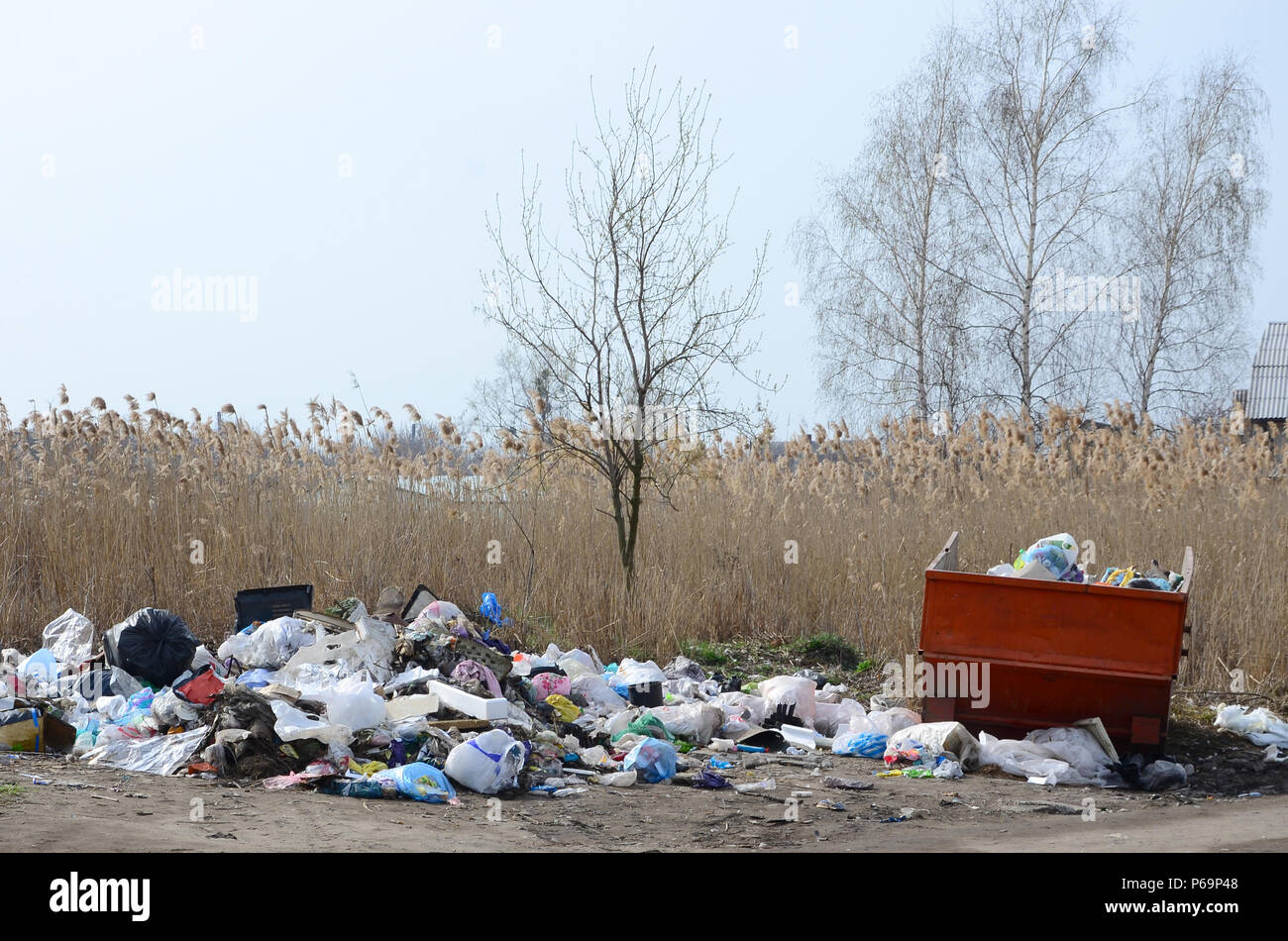 L'immondizia è imballato con rifiuti e rifiuti. Rimozione prematura di spazzatura in aree popolate . Foto Stock
