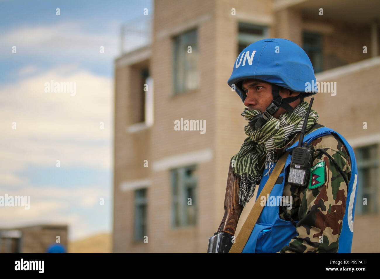 Un organo di servizio con l'esercito nepalese montanti protezione durante il cordone e ricerca training lane alla ricerca Khaan 2016, cinque colline Area Formazione, Mongolia, 30 maggio 2016. Il cordone e ricerca training lane insegna ai partecipanti come blocco fuori e cerca un'area ed è uno degli undici corsie di formazione istituito presso Khaan ricerca per la multinazionale plotoni di imparare e migliorare le competenze necessarie per avere successo in operazioni di mantenimento della pace. Ricerca Khaan, nella sua XIV iterazione, è la pietra angolare per esercitare quest'anno la pace globale delle operazioni del programma di iniziativa. L'esercizio si concentra sulle attività di formazione Foto Stock