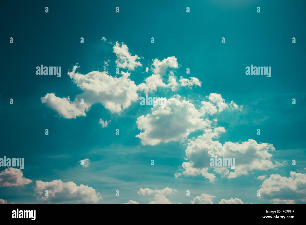 Perfetto idilliaco blu cielo estate con soffici nuvole e sole il bello sfondo meteo Foto Stock