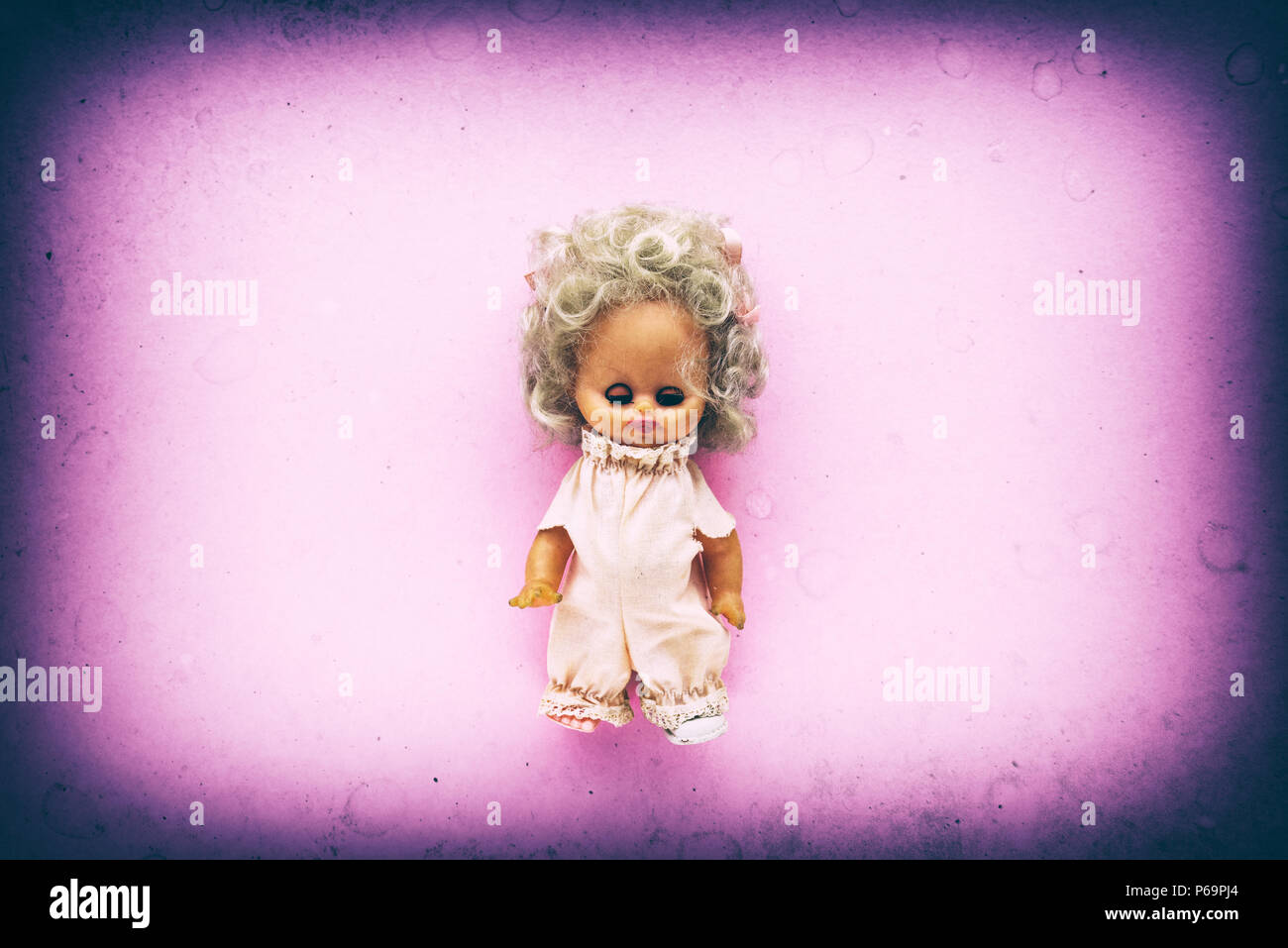 Spooky vintage bambola generico ritratto con texture grunge, grani e macchie. Foto Stock