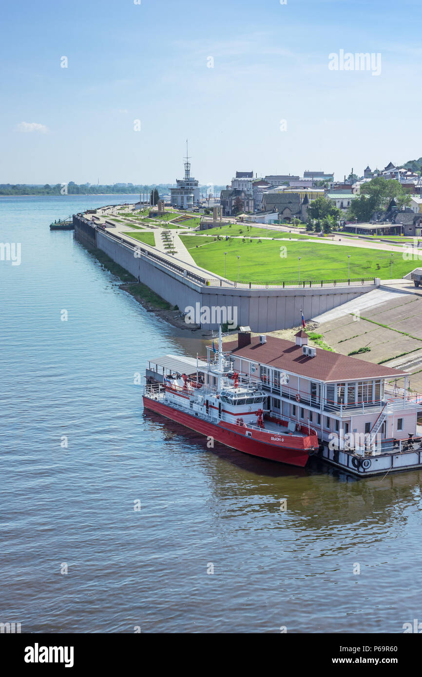 Nizhny Novgorod, Russia - 24 Giugno 2018: pontile sul fiume per attracco del fiume piccole imbarcazioni Navi Foto Stock