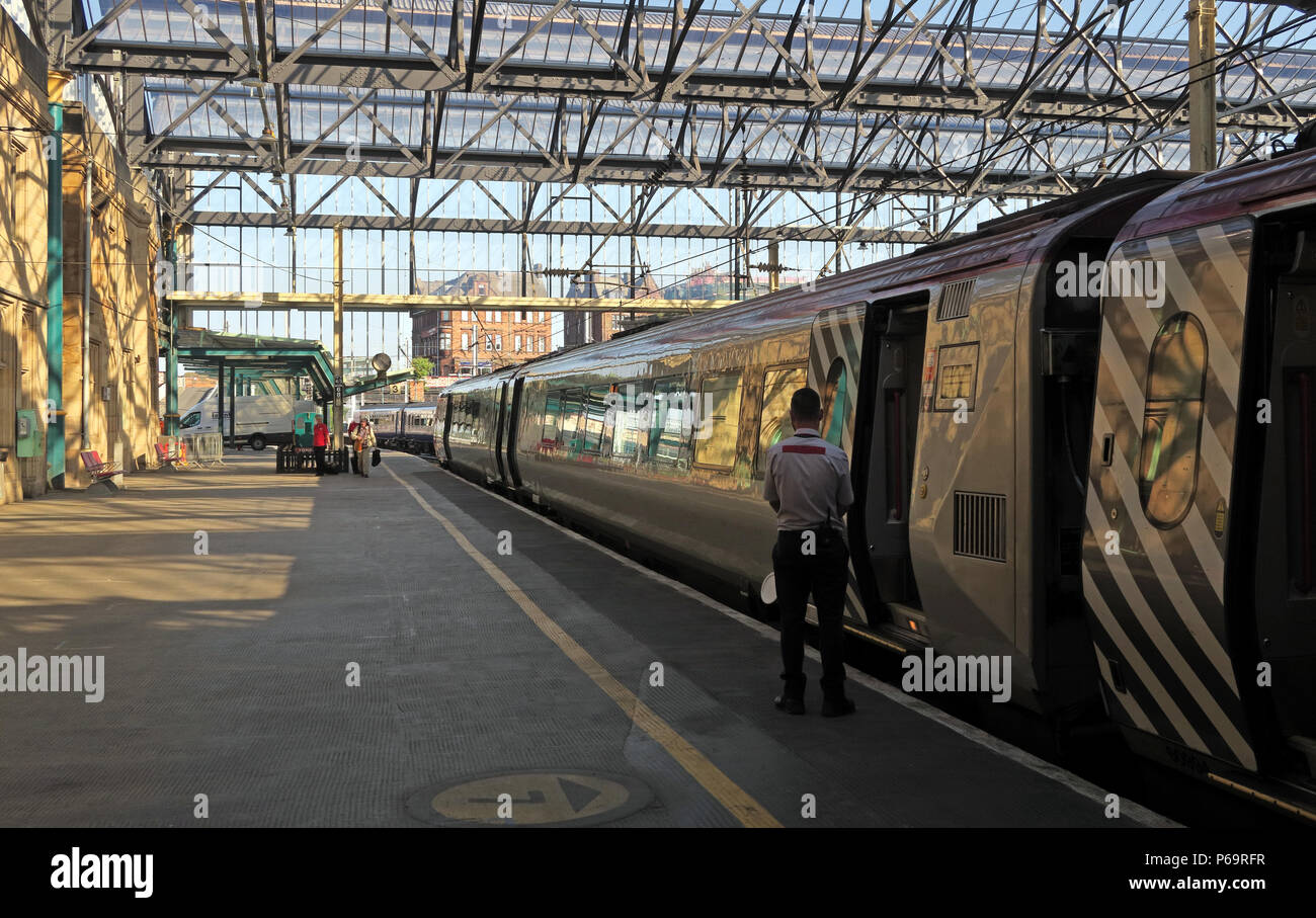 Vergine Voyager diesel, treno DMU, a Carlisle stazione ferroviaria, Cumbria, England, Regno Unito Foto Stock