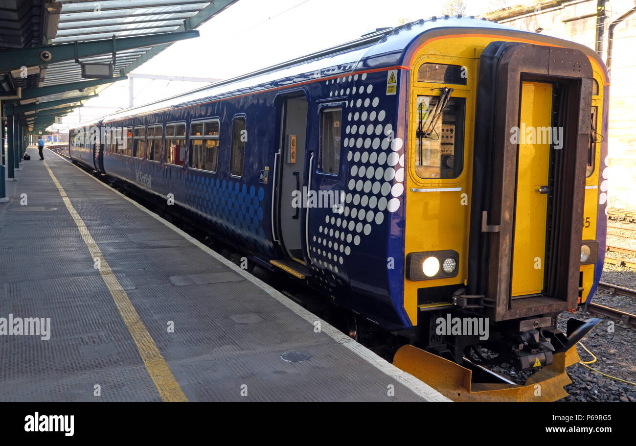 Scot convoglio ferroviario, Carlisle a Glasgow via Dumfries, in corrispondenza della piattaforma, a nord ovest dell'Inghilterra, Regno Unito, Foto Stock
