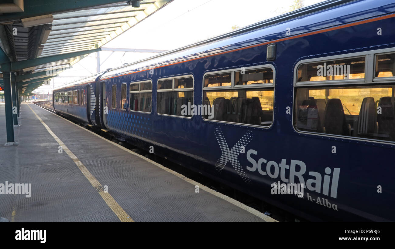 Scot convoglio ferroviario, Carlisle a Glasgow via Dumfries, in corrispondenza della piattaforma, a nord ovest dell'Inghilterra, Regno Unito, Foto Stock