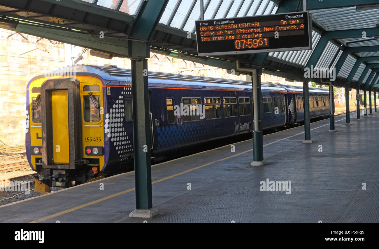 Scot convoglio ferroviario, Carlisle a Glasgow via Dumfries, in corrispondenza della piattaforma, a nord ovest dell'Inghilterra, Regno Unito, Foto Stock