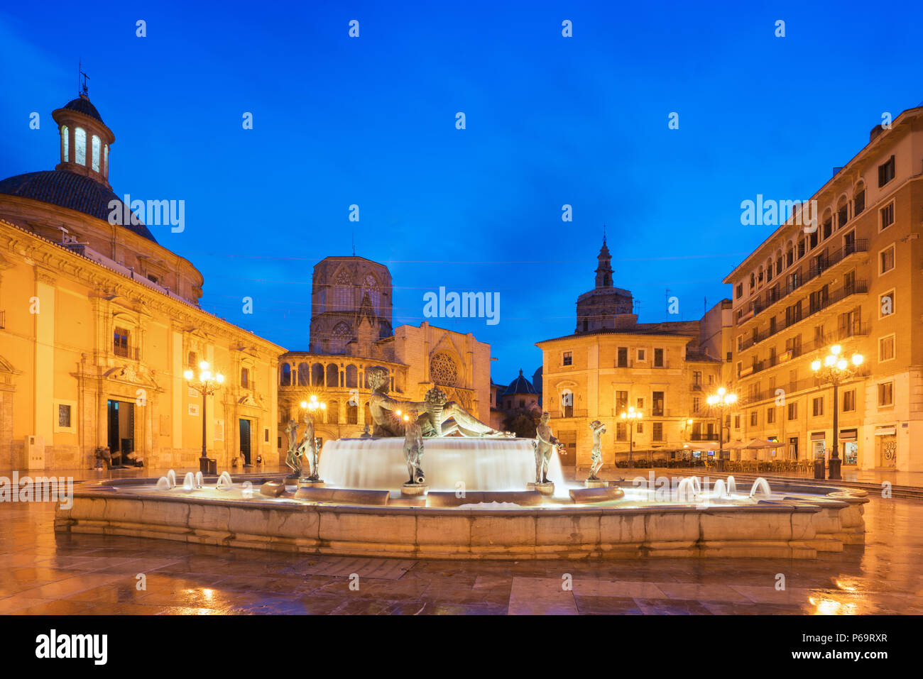 Fontana Rio Turia il quadrato della Santa Vergine Maria, Cattedrale di Valencia, la Basilica della Virgen indifesi di notte a Valencia in Spagna. Foto Stock