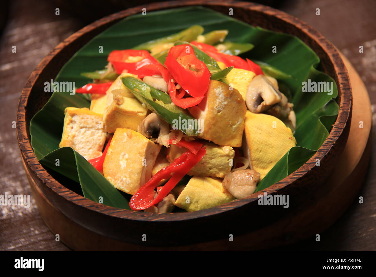 Tumis Tahu Bandung, il Stir-Fried piatto di giallo Tofu con peperoncino piccante Foto Stock
